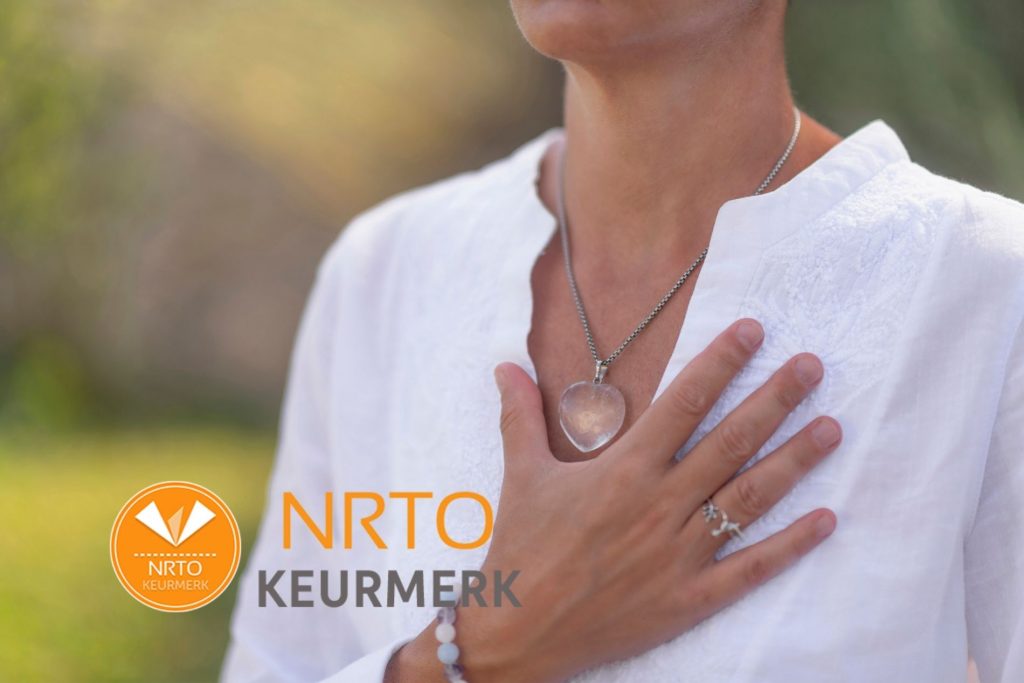 Vrouw met hand op borst en NRTO keurmerk